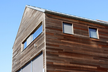 Einfamilienhaus mit schlichter Holzfassade