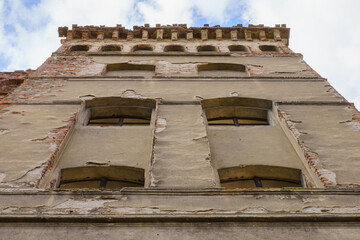 Ruiny kompleks młyński spichlerz ściana z oknami © FotoArt MP