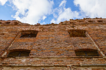 Ruiny kompleks młyński spichlerz ściana z cegły na tle nieba © FotoArt MP