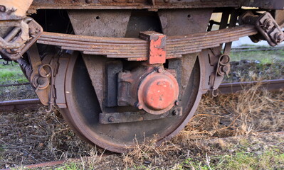 Fototapeta na wymiar Rostiges Rad eines Bahnwaggons auf einer Schiene