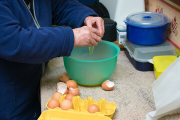 Donna con camice blu che prepara una ricetta