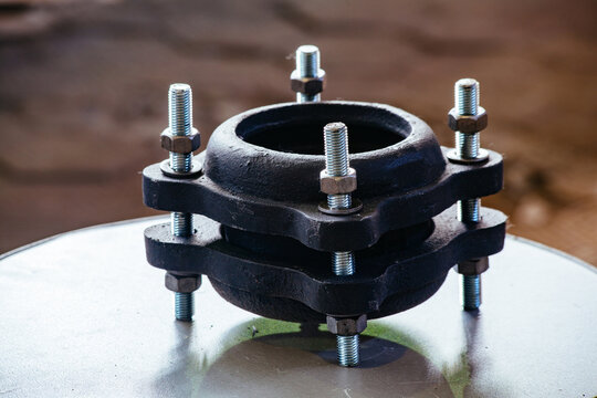 Fast coupling pipe fittings for pipeline repairing