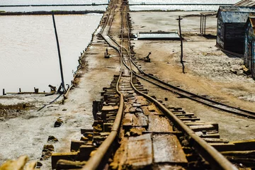 Fotobehang Shot of broken railway track © Oscar Montilla/Wirestock