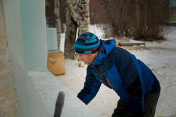 The artist draws on the ice block