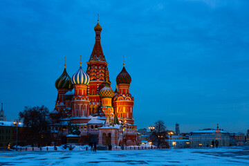 Obraz premium Scenic night view of famous nine domed Saint Basils Cathedral or Pokrovsky Cathedral on Red Square in Moscow. Popular cultural symbols of Russia..