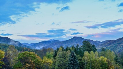 富良野の丘で見た夕焼けと紅葉のコラボ情景＠北海道