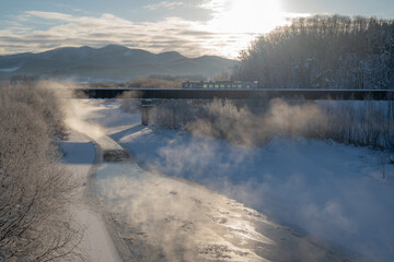 北海道の冬景色 霧氷とローカル列車