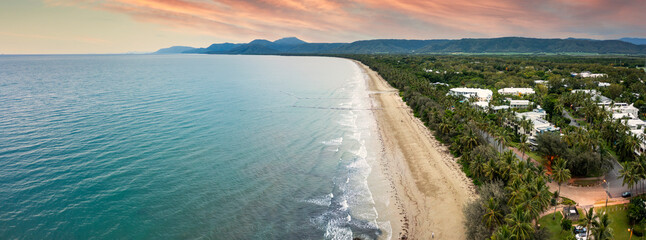 Obraz premium Dawn view of Four Mile Beach in Port Douglas, Queensland, Australia