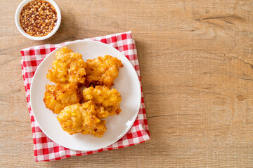 fried corn with sauce
