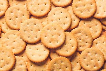 Naklejka premium Golden round crackers with salt sprinkles, delicious snack food background, appetizer and party treat