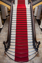Escaleras alfombra roja barandales antiguo