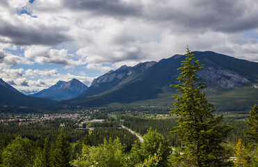 Obraz premium Banff town, day time landscape with trees and clouds