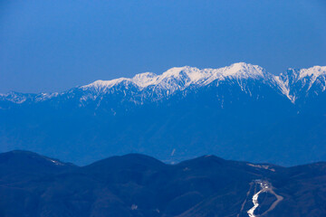 八ヶ岳硫黄岳山頂から　入笠山越しの中央アルプス遠景、茅野市、長野県、日本