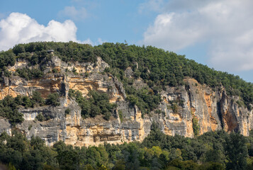 Fototapeta na wymiar Cliffs on the banks of the river Dordogne in France