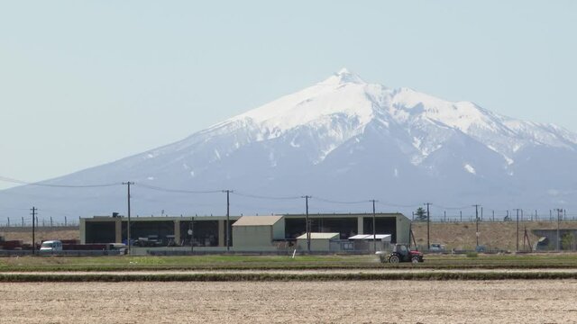 岩木山と津鉄（Mt、IWAKI)