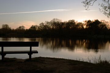Sitzbank am See, Sonnenuntergang