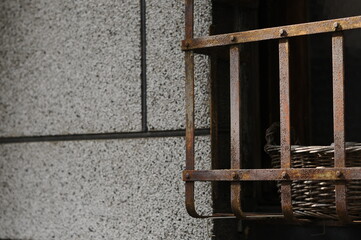 錆びた鉄柵と古いバスケット