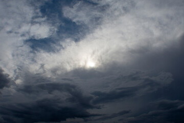 Sol tras nubes de tormenta en primavera
