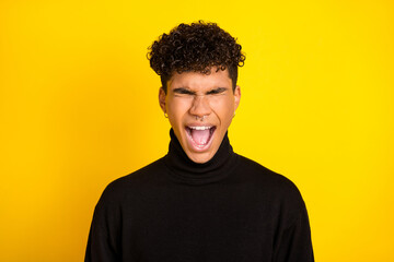 Obraz premium Photo of upset annoyed dark skin man wear black jumper screaming closed eyes isolated yellow color background