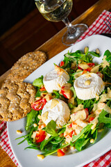 Rocket salad with goat cheese and honey dressing