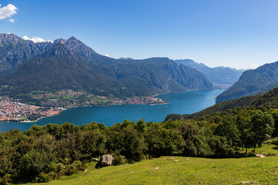 Paesaggio del ramo orientale del lago di Como. Sullo sfondo il paese di Abbadia Lariana e la Grigna meridionale