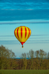 Obraz premium Hot air balloon is just relieved, and later ready for landing