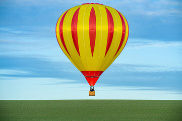 Naklejka premium Hot air balloon is just relieved, and later ready for landing