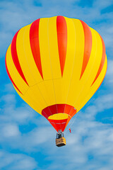 Naklejka premium Hot air balloon is just relieved, and later ready for landing