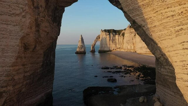 Vue a&eacute;rienne par drone des falaises d'Etretat, Normandie, France 