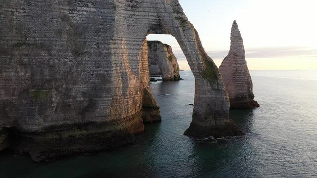 Vue a&eacute;rienne par drone des falaises d'Etretat, Normandie, France 