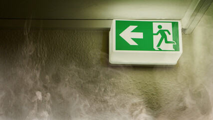 Notausgang zeigt Fluchtweg bei Brand mit Rauch im Haus