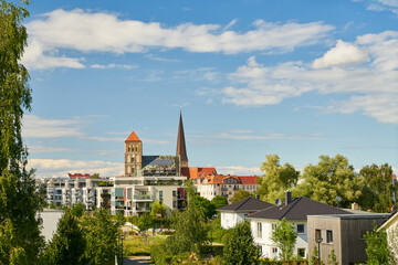 Petrikirche in Rostock in Wohngebiet im Sommer © Robert Kneschke