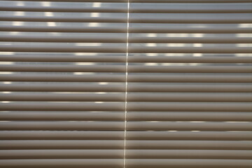 Fototapeta premium Eine Jalousie vor einem Fenster