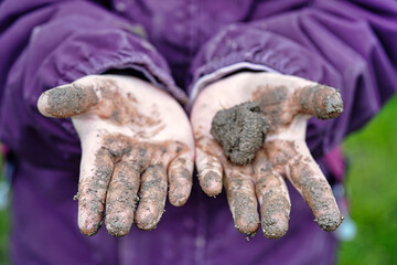 offen Hände mit Matsch