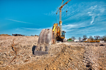 Bagger mit Baukran