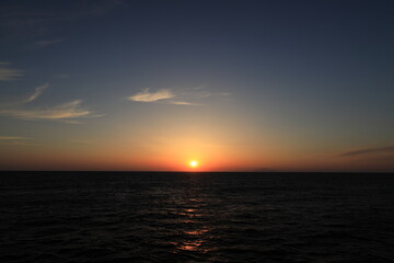 Fototapeta na wymiar 船から見るダイナミックな日の入り