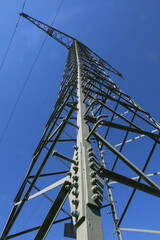 Mast einer Überlandleitung aus Metall mit Aufstiegssprossen