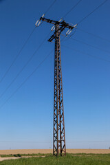Gesamter Strommast aus Metall mit Isolatoren als Überlandleitung