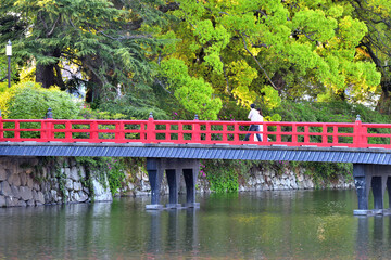 小田原城のお濠に架かる紅い学橋