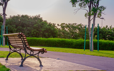 Obraz premium wooden bench at a park on a summer day in qatar. Qatar picnic