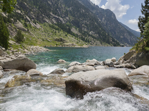 Vista al embalse de Cavallers dede la desembocadura de uno de los riachuelos que desembocan en &eacute;l. En el Parque Nacional de Aig&uuml;estortes, L&eacute;rida, Espa&ntilde;a.