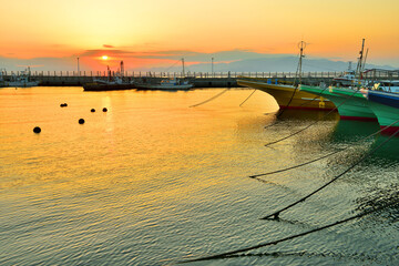 夕方にオレンジ色に輝く片瀬漁港