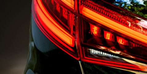Rücklicht, PKW-Rücklicht, Heckleuchte, LED, rot, leutend, bremsen, bremslicht, LED-Bremslicht, LED-Heckleuchten an einem PKW, leuchtend rote Heckleuchte