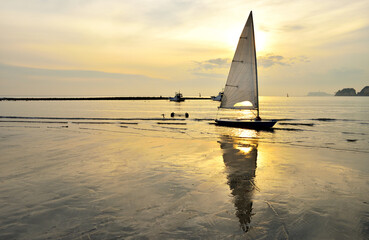 Fototapeta na wymiar 夕陽に染まる材木座海岸に停泊するヨット