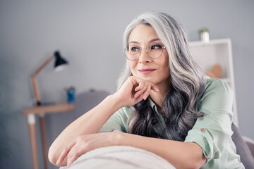 Photo portrait of senior woman wearing glasses grey hair looking copyspace got idea touching chin thoughtful