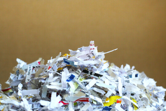 Datenschutz - geschreddertes Papier bei der Aktenvernichtung, Entsorgung, Recycling von Papier und Pappe