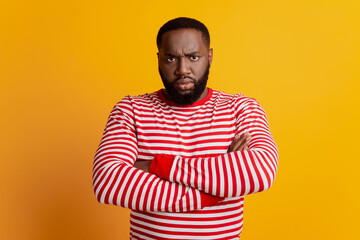 Obraz premium Photo of handsome grumpy dark skin guy hold arms crossed