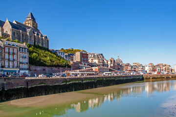 Le Tréport. Vue panoramique sur les quais en front de mer à marée basse. Seine-Maritime....