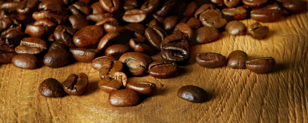 kaffeebohnen auf holztisch nahaufnahme warmes licht