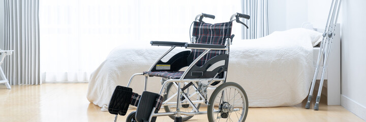 介護イメージ　車椅子と松葉杖